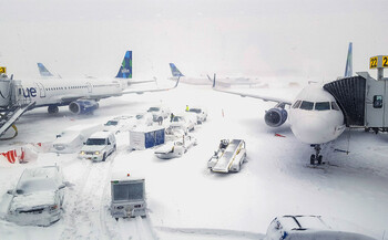 В США из-за снегопадов и дождей отменено свыше 2 000 авиарейсов 